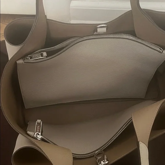 TOD'S Mastice Corda - Pebbled Leather Tote in Light Beige with T Charm - Picture 3 of 4